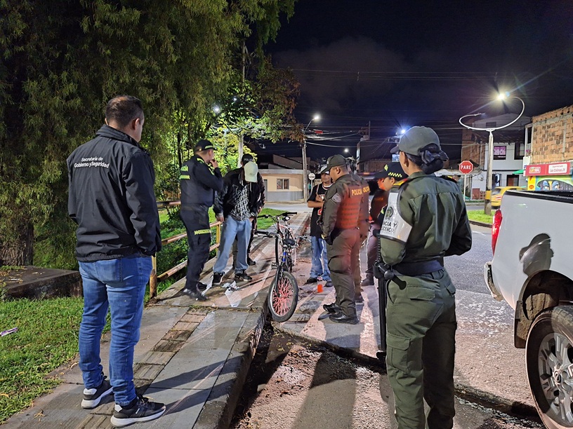 Policía y Alcaldía de La Ceja realizan controles nocturnos para proteger a menores de edad