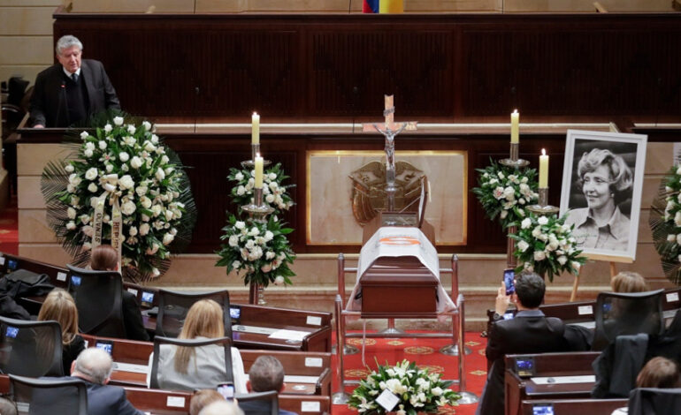 Julio César Turbay Quintero hablando en la cámara ardiente de su madre, Nydia Quintero, en el Capitolio Nacional.