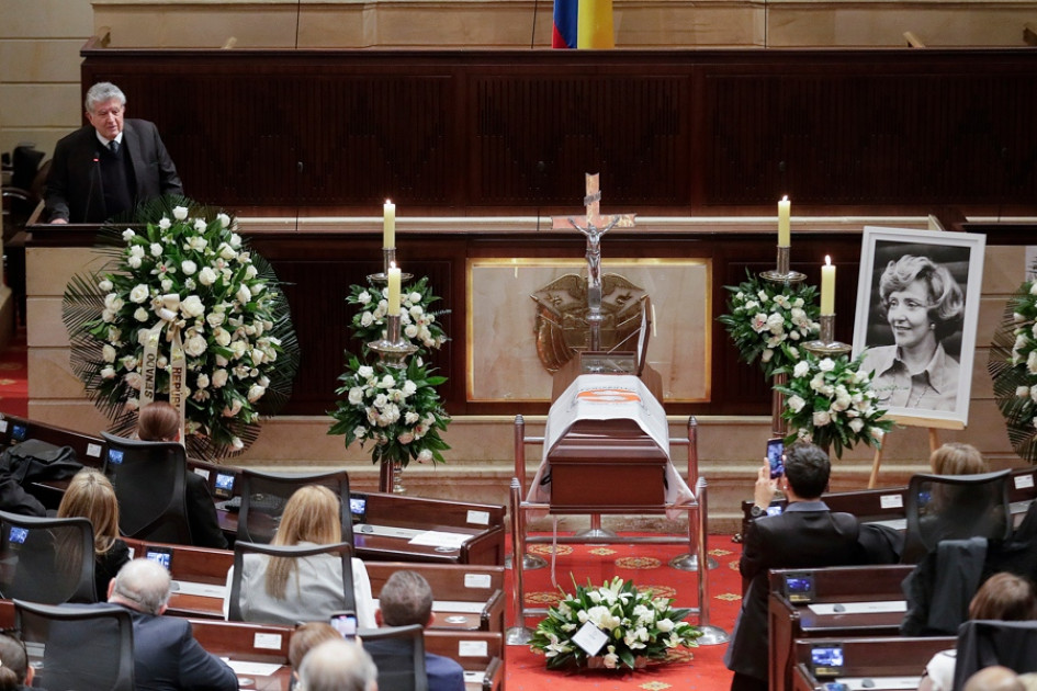 Julio César Turbay Quintero hablando en la cámara ardiente de su madre, Nydia Quintero, en el Capitolio Nacional.