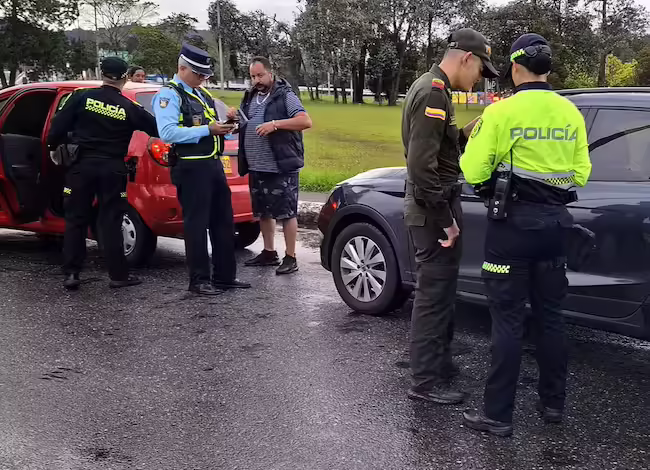 Ciudadanos de Rionegro participando del Día sin carro y sin moto 2025, usando transporte público y bicicleta.