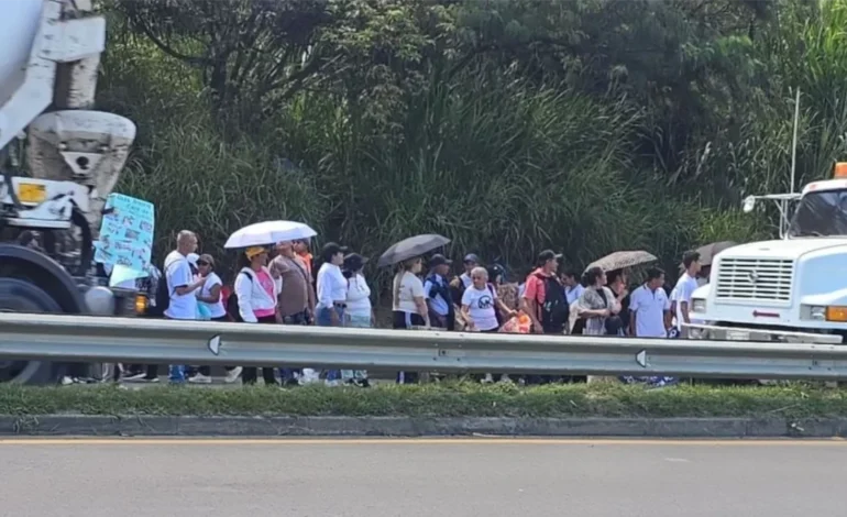 Vehículos detenidos por bloqueo en la Autopista Medellín-Bogotá, sector Manantiales, por protesta de la comunidad de Granizal.