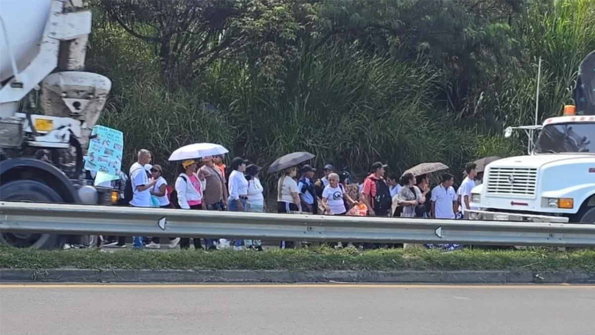 Urgente: Bloqueo total en la Autopista Medellín-Bogotá, sector Manantiales, por protesta en Granizal
