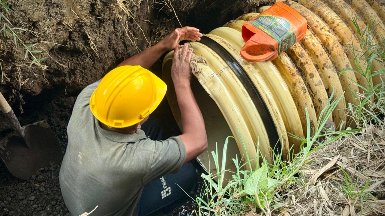 Operarios de Empresas Públicas de La Ceja en obras de empalme del acueducto
