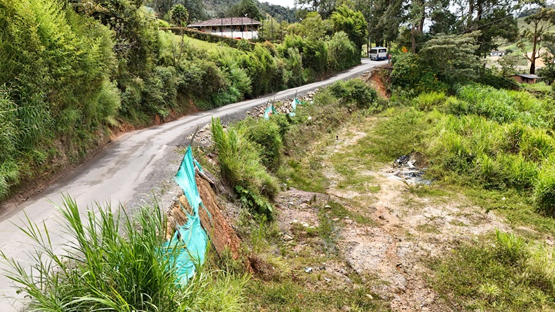 Vista aérea del terreno donde se construirá la variante vial El Santuario - Granada, Antioquia