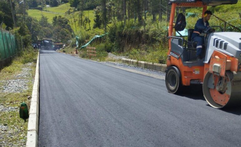 Trabajos de pavimentación en la vía La María – Carabanchel en El Retiro, Antioquia