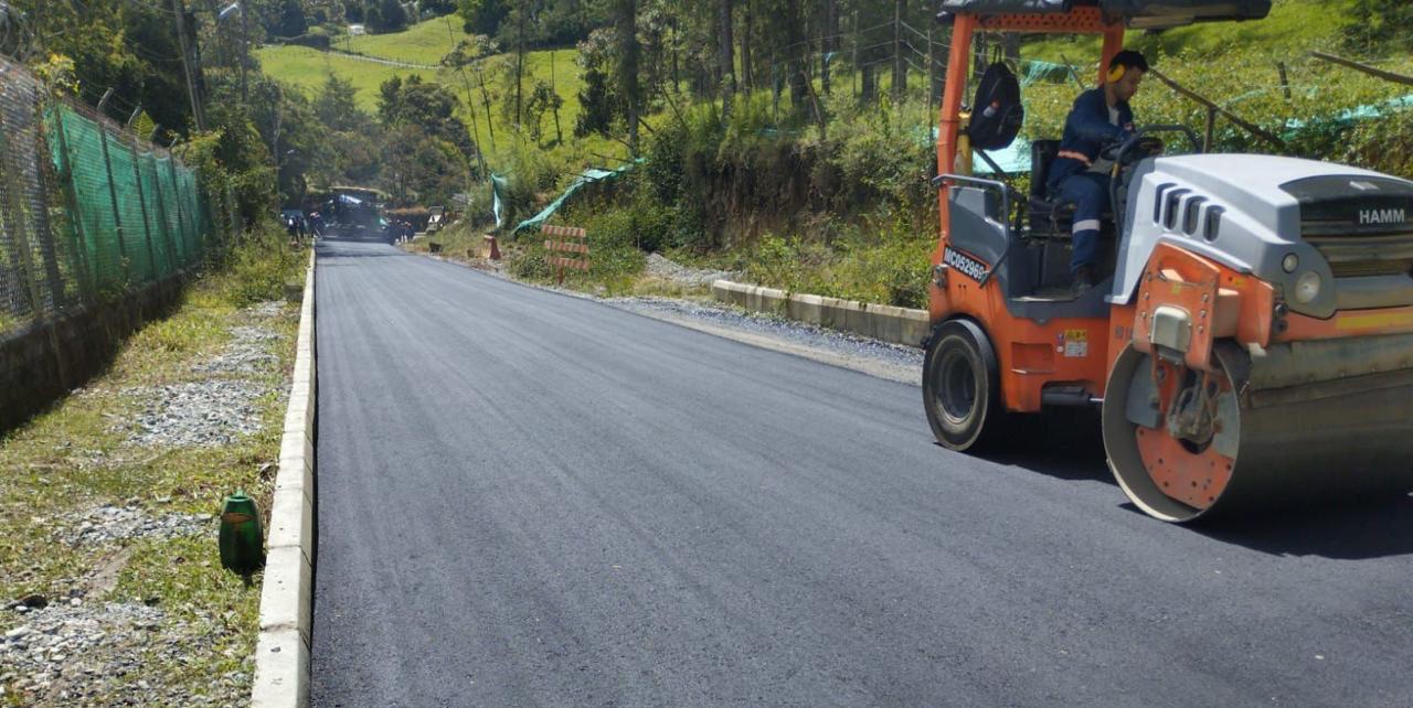 Trabajos de pavimentación en la vía La María – Carabanchel en El Retiro, Antioquia