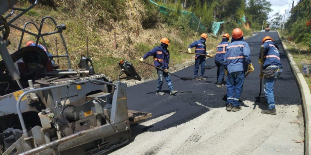 Trabajos de pavimentación en la vía La María – Carabanchel en El Retiro, Antioquia