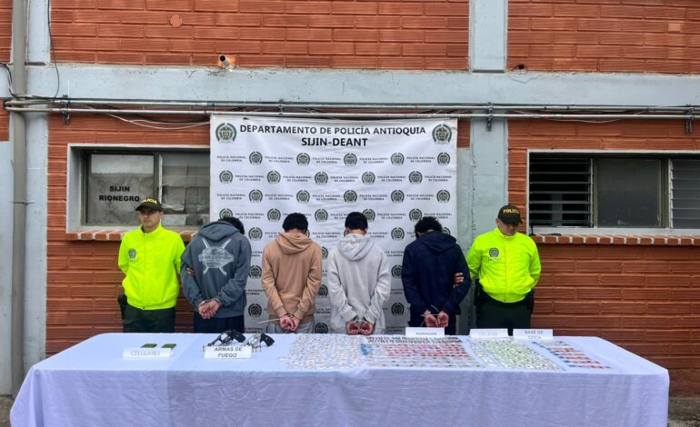 Agentes de la Policía Nacional capturan a presuntos cabecillas del microtráfico en Marinilla, Antioquia.