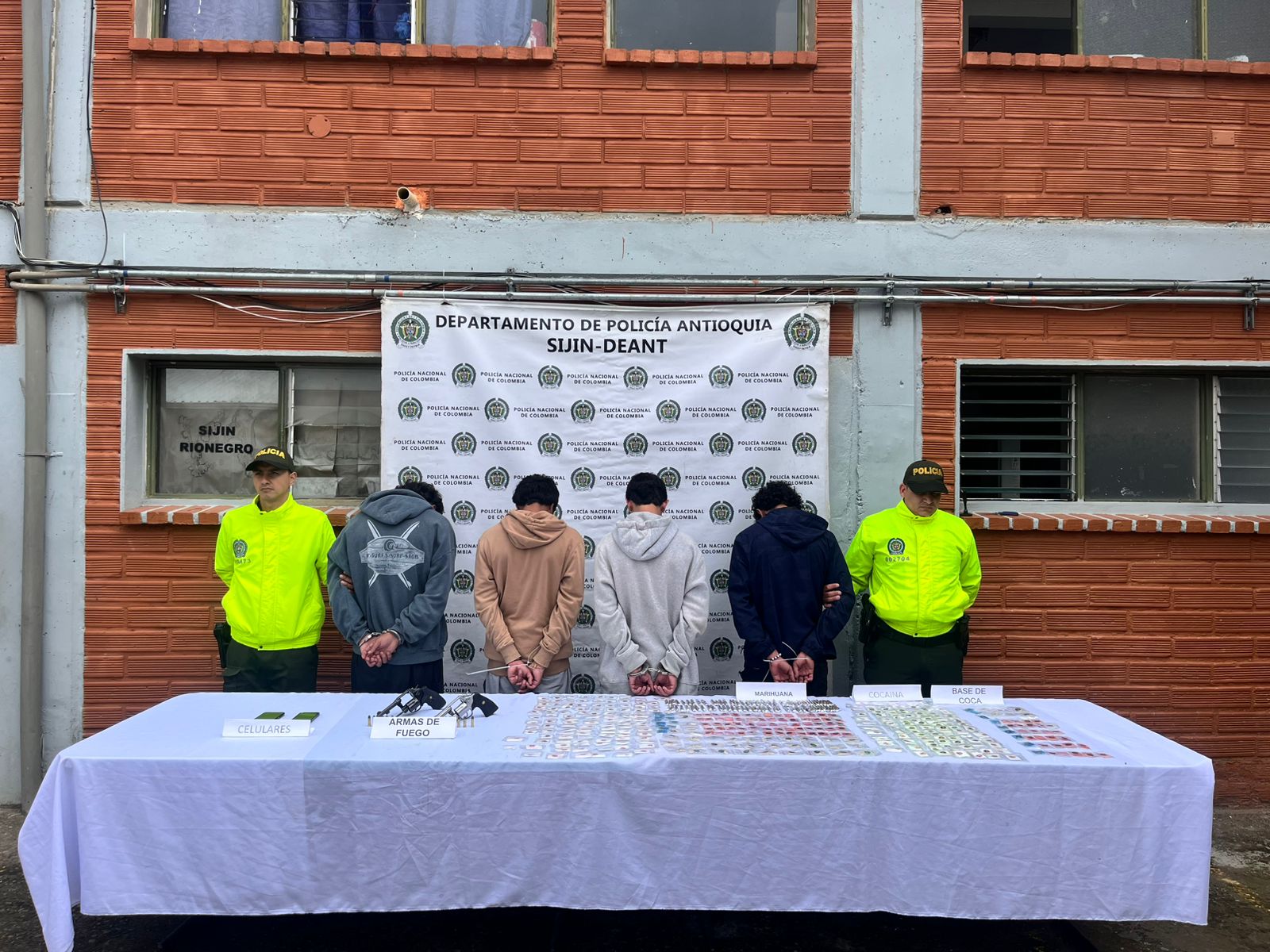 Agentes de la Policía Nacional capturan a presuntos cabecillas del microtráfico en Marinilla, Antioquia.
