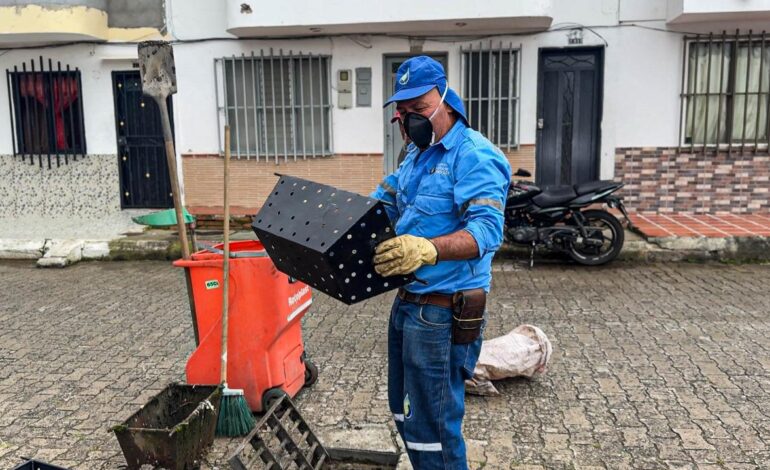 Operarios de Empresas Públicas de La Ceja realizan reposición de canastillas colectoras en sumideros urbanos para evitar inundaciones.