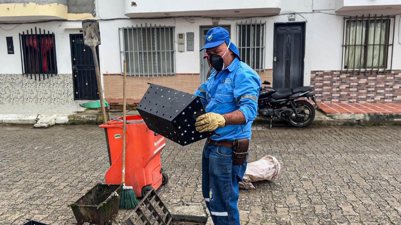 Operarios de Empresas Públicas de La Ceja realizan reposición de canastillas colectoras en sumideros urbanos para evitar inundaciones.