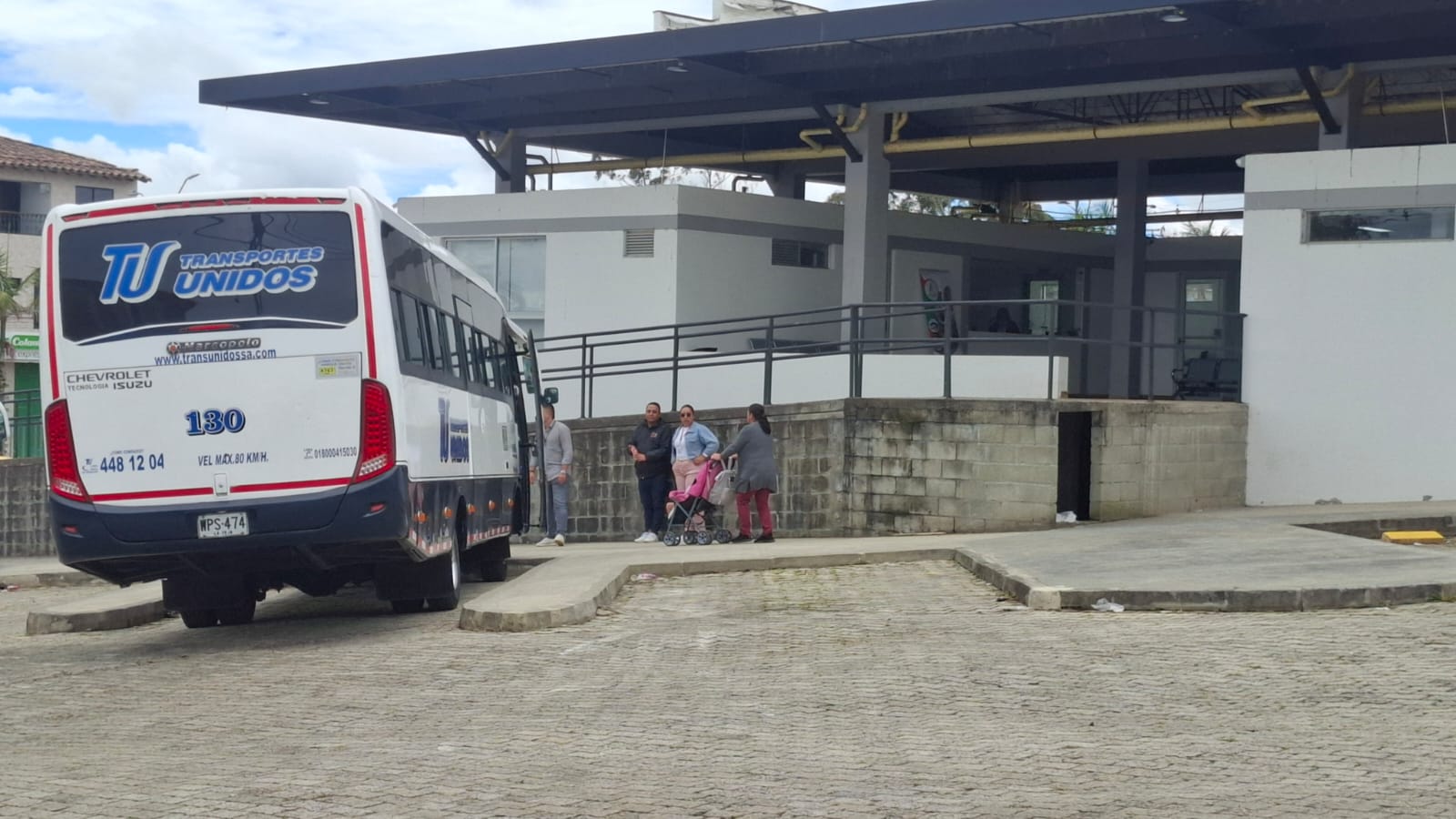 Autoridades y bomberos atienden caso de infarto en bus de Transportes Unidos en la terminal de La Unión, Antioquia.