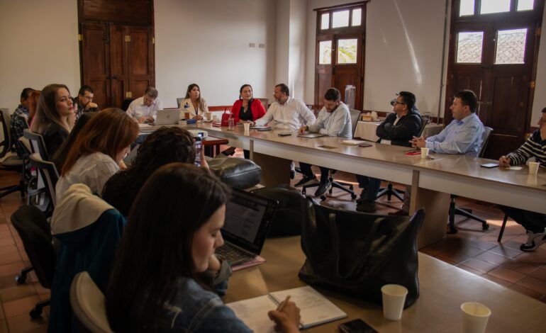 Ciudadanos votando en consulta popular sobre el Área Metropolitana en el Oriente Antioqueño