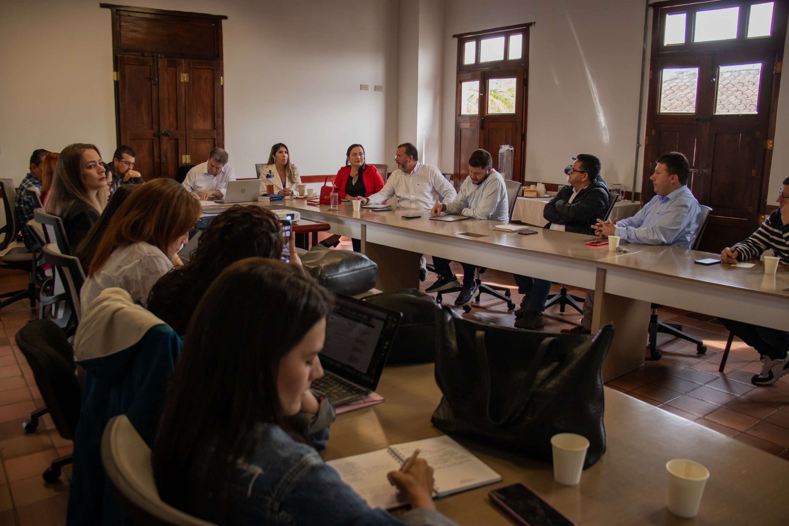 Ciudadanos votando en consulta popular sobre el Área Metropolitana en el Oriente Antioqueño
