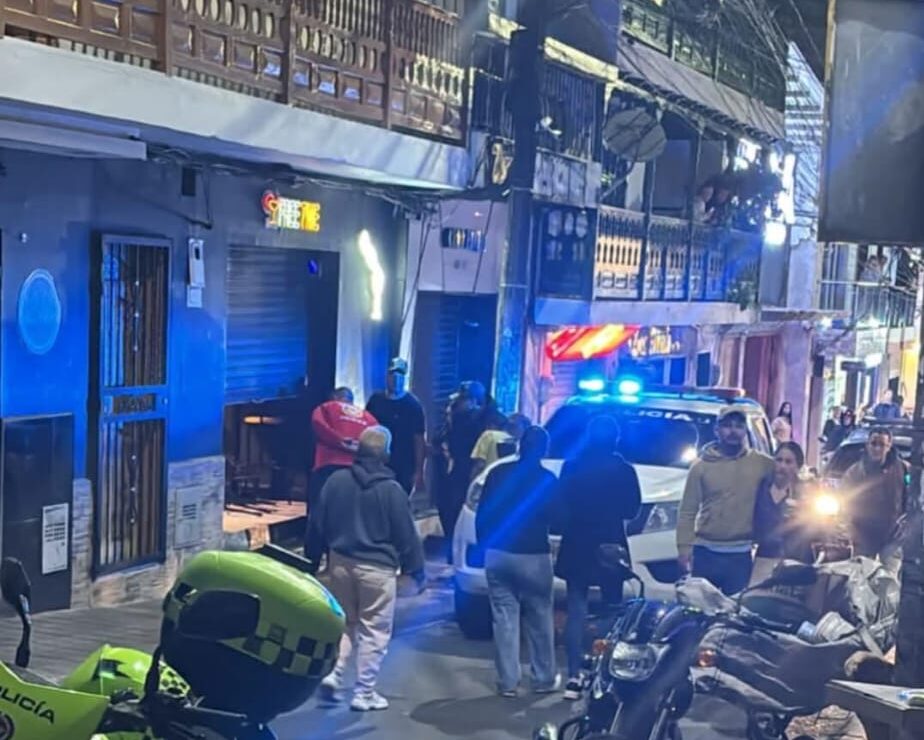 Patrulla de policía tras homicidio en zona rosa de Marinilla