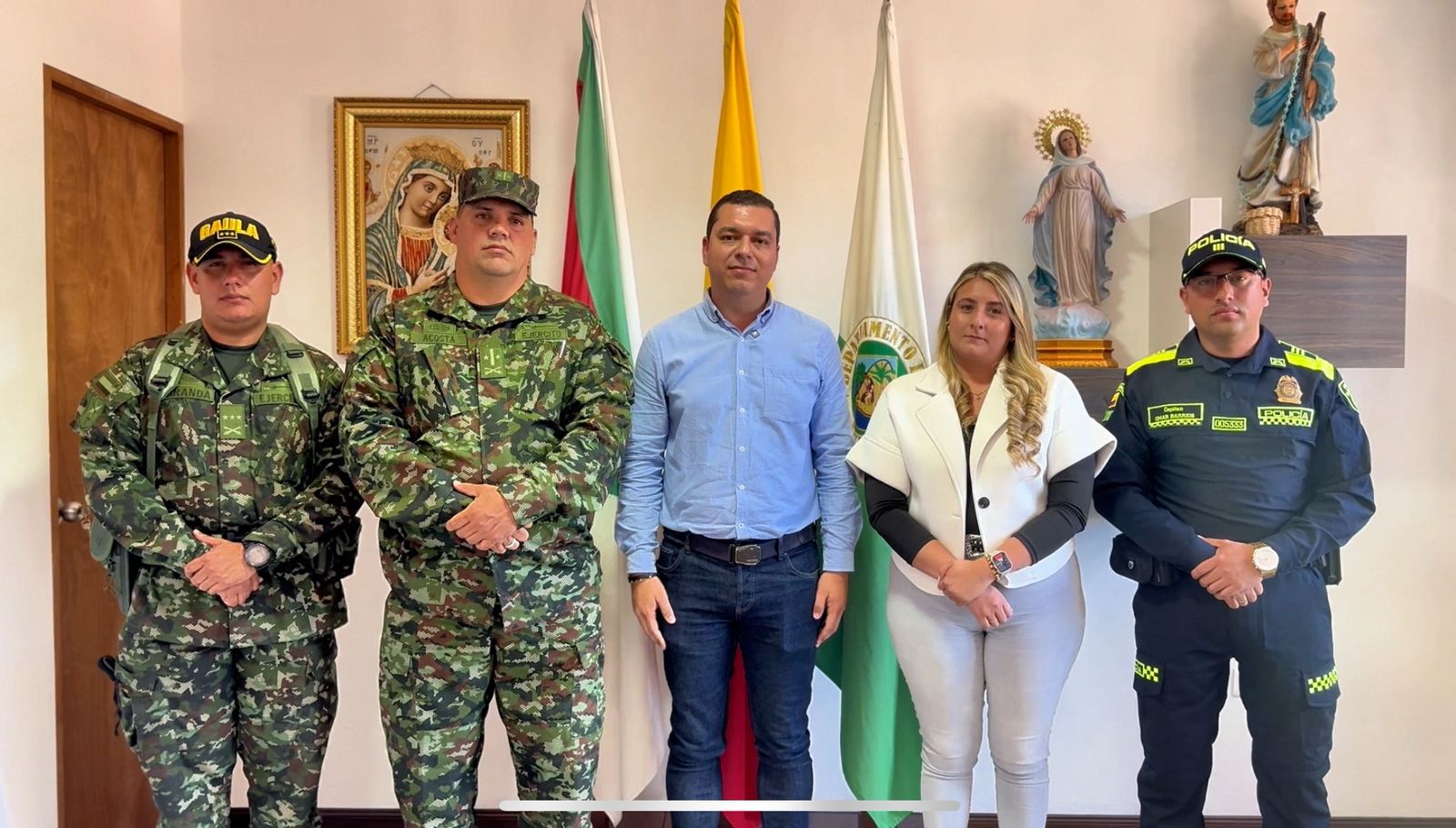 Alcalde Julio Serna liderando Consejo Extraordinario de Seguridad en Marinilla junto a autoridades locales