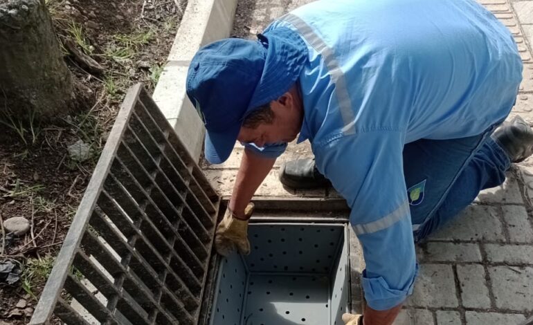 Instalación de canastillas colectoras en sumideros Calle de las Flores La Ceja