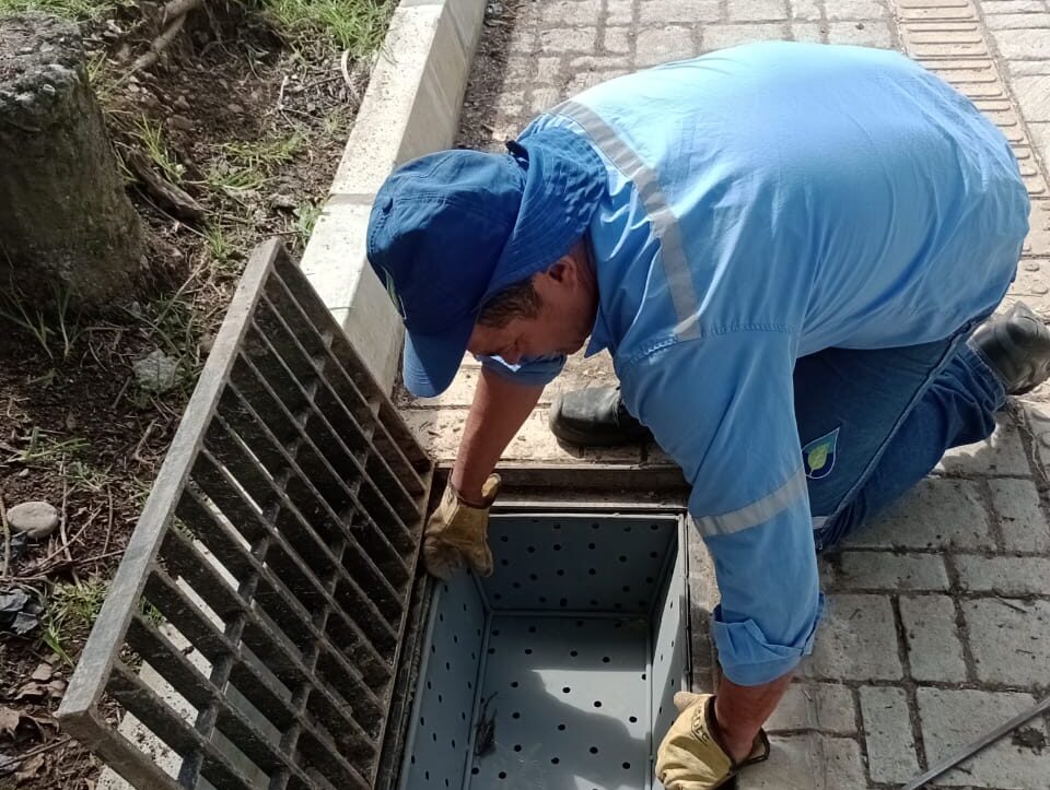 Empresas Públicas de La Ceja instala canastillas colectoras en nuevos sumideros para prevenir emergencias en temporada de lluvias