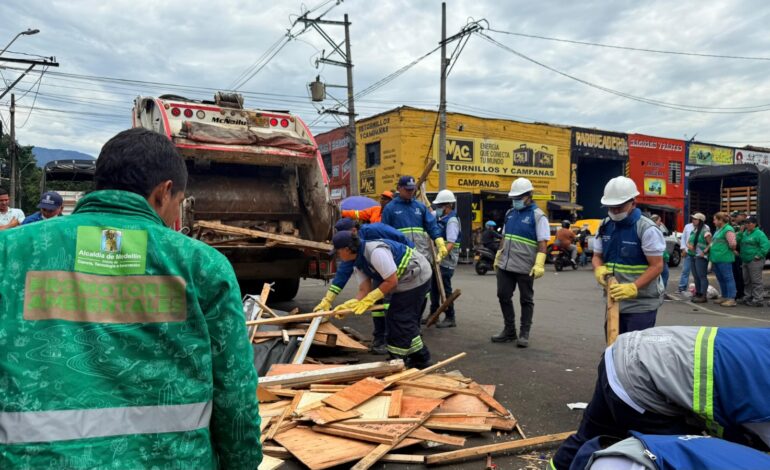 Autoridades intensifican control del espacio público y el mal parqueo en Barrio Triste, Medellín