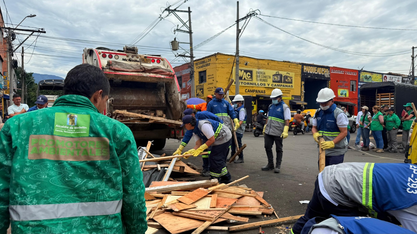 Operativo de control de espacio público y mal parqueo en Barrio Triste, Medellín