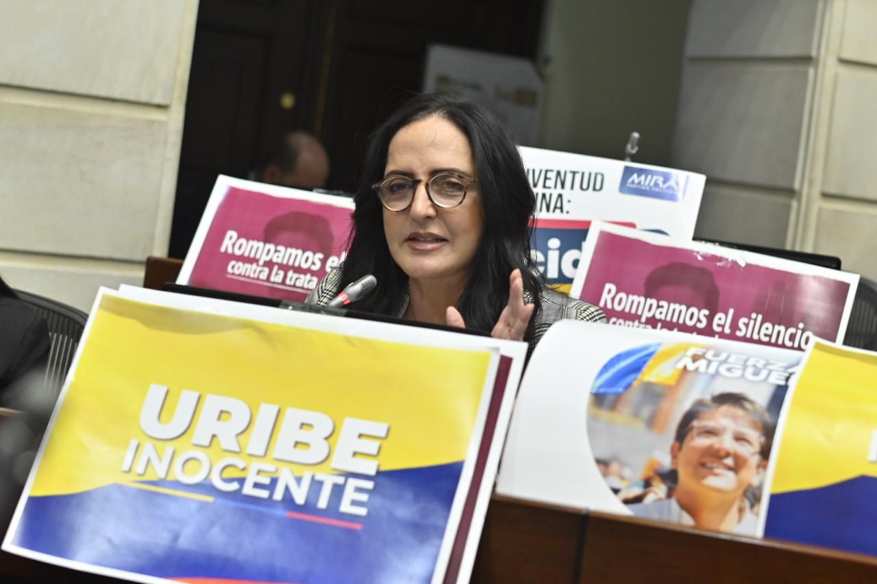 Cabal denuncia en el Congreso guerra digital internacional contra Álvaro Uribe y la oposición
