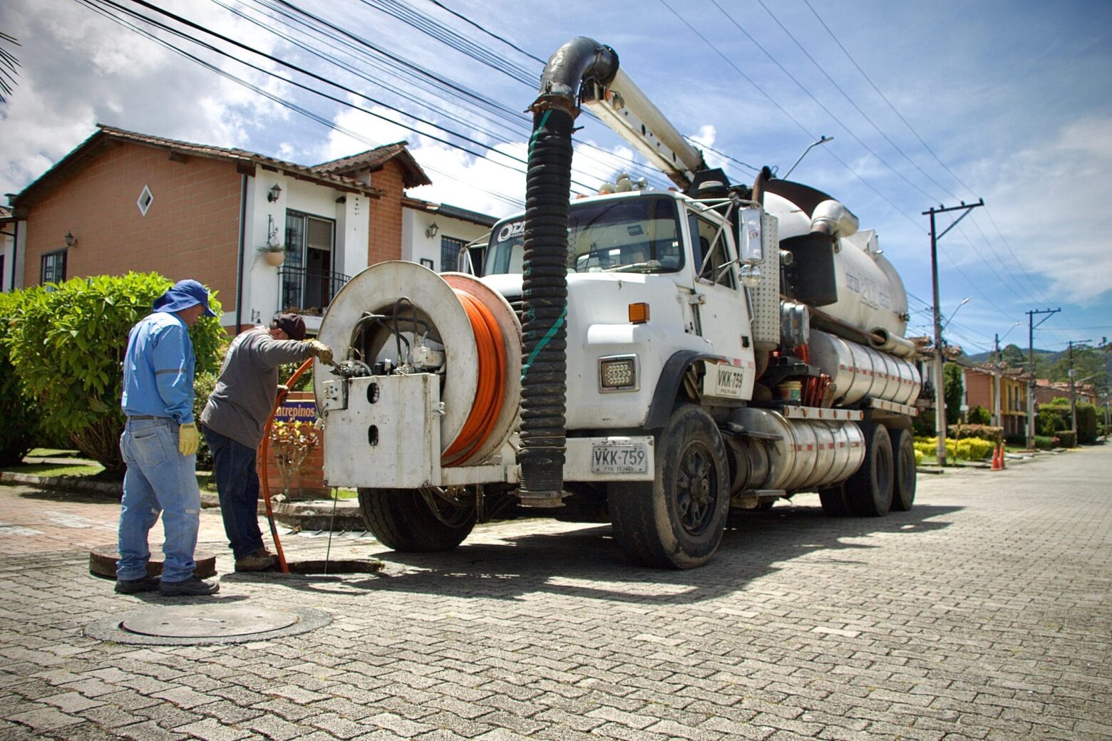 La Ceja inicia mantenimiento del alcantarillado con equipo para prevenir inundaciones y malos olores