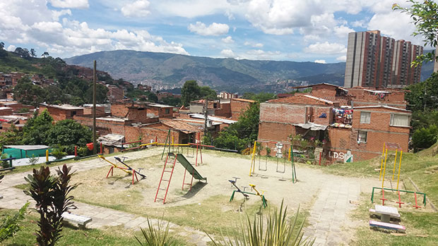 Autoridades realizan inspección técnica de cadáveres en zona boscosa de Altavista, Medellín