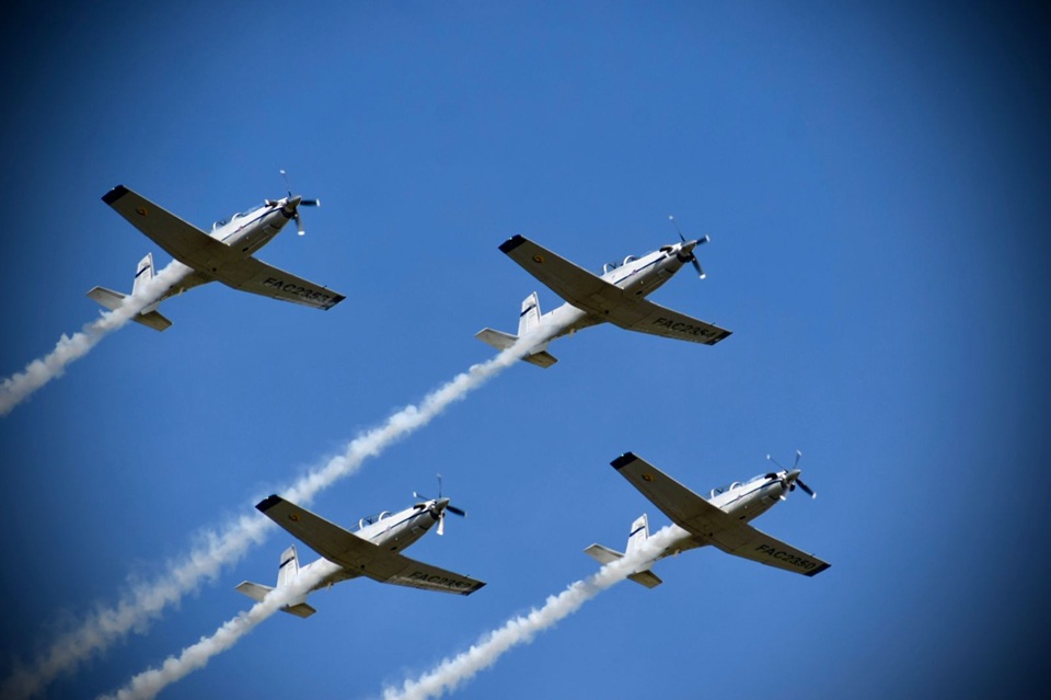 Aeronaves de la FAC realizan ensayos acrobáticos sobre el cielo antioqueño para la F-AIR Colombia 2025.