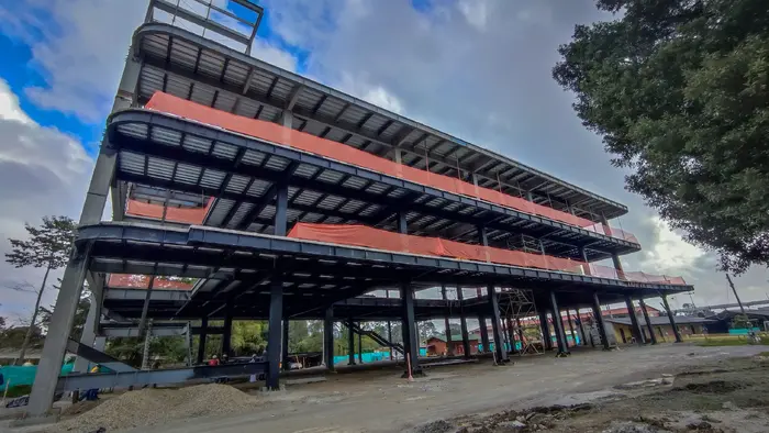 Firma del acta de reinicio de obras del campus SENA en La Ceja con autoridades y recorrido por la estructura