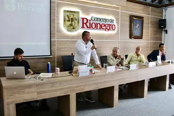 Jorge Rivas, alcalde de Rionegro, protesta por exclusión en inauguración de F-AIR 2025