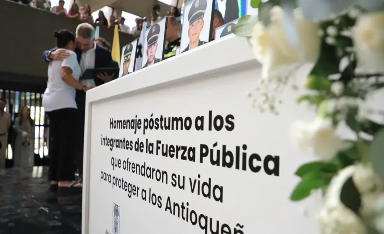 Gobernación de Antioquia rindió tributo a los 13 uniformados asesinados en Amalfi