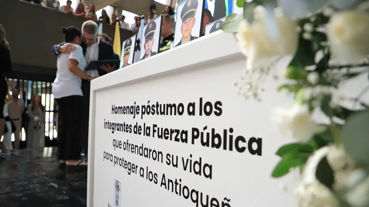 Gobernación de Antioquia rindió tributo a los 13 policías asesinados en Amalfi
