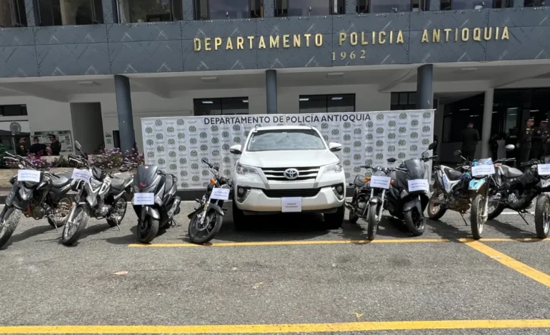 La Policía de Antioquia recupera motos y camioneta robadas y las entrega a sus propietarios