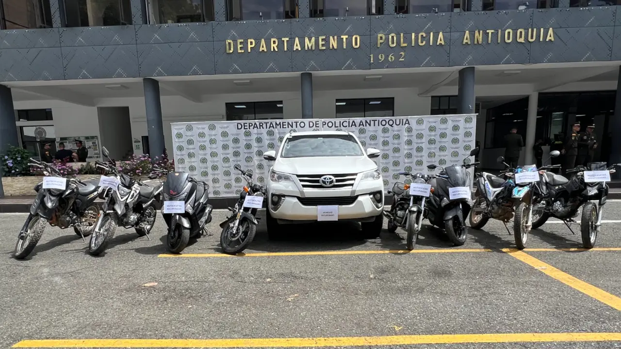 La Policía de Antioquia recupera motos y camioneta robadas y las entrega a sus propietarios