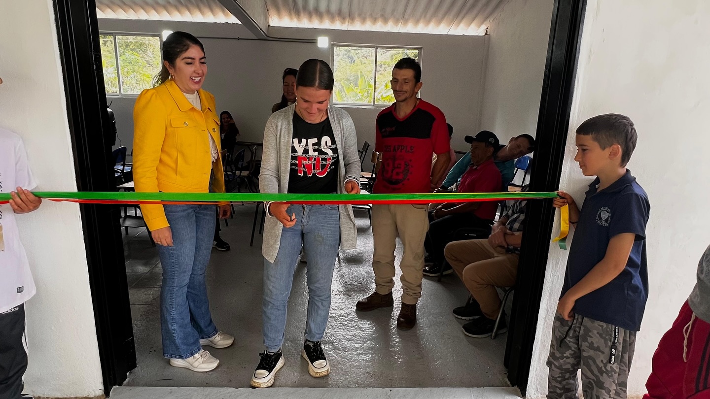 La Ceja entrega nuevos espacios comunitarios en las veredas La Loma y Llanadas