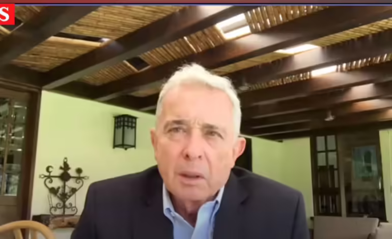 Álvaro Uribe antes de conocer su sentencia en julio de 2025