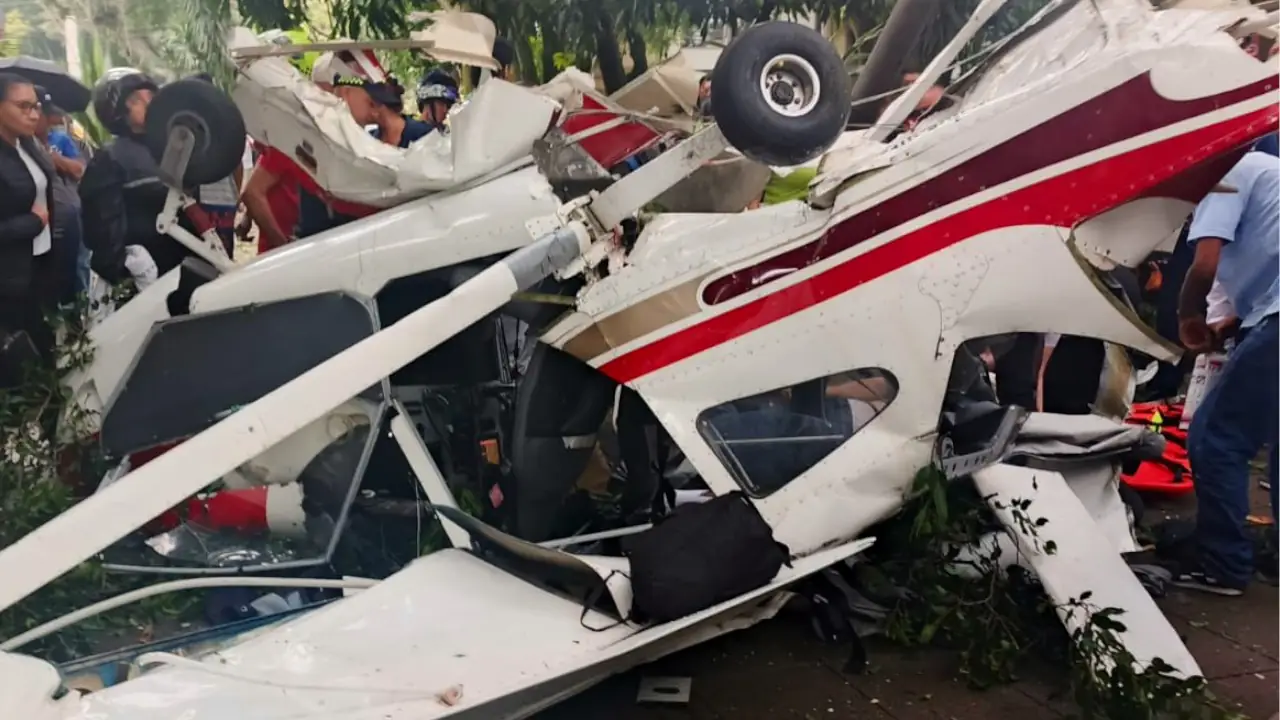¡Atención! Avioneta cayó en Medellín y generó emergencia