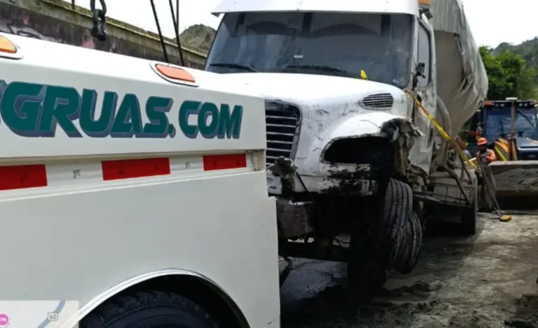 Camión se volcó en la vía El Santuario - Medellín y mantiene un carril cerrado
