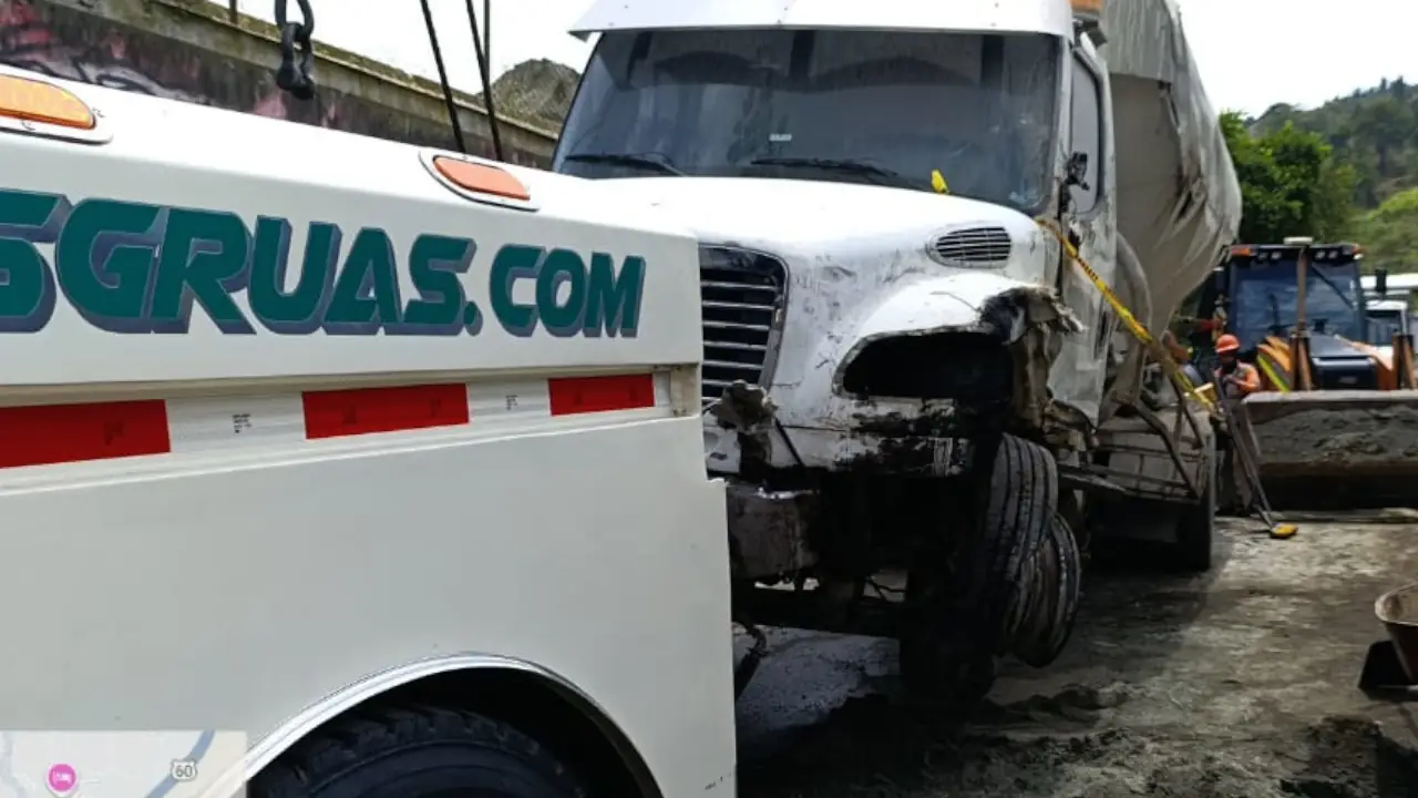 Vehículo de carga se volcó en la vía El Santuario – Medellín y mantiene un carril cerrado