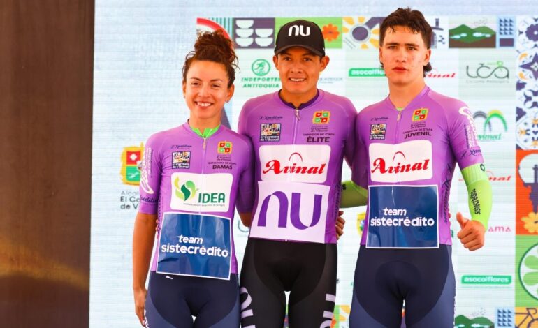 Ciclistas en competencia durante la Clásica Nacional de Ciclismo 2025 en el Oriente Antioqueño.