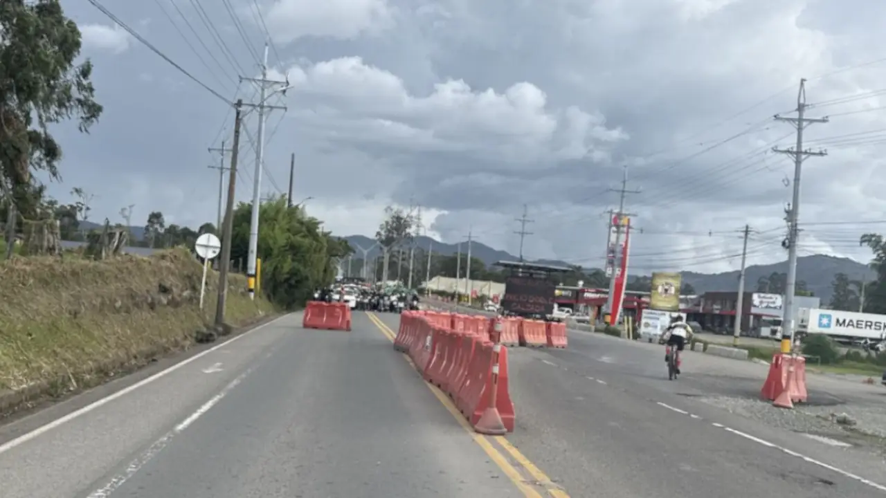 Confirman cierre total en la vía La Ceja–Rionegro por daño en poste de energía