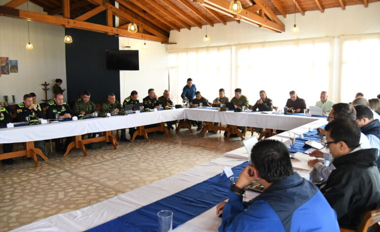 Desde Rionegro, Gobierno ofrece 2.000 millones por cabecilla criminal tras atentado en Amalfi