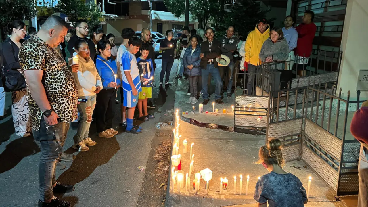 Familiares y vecinos acompañan velatón por funcionario asesinado en Rionegro