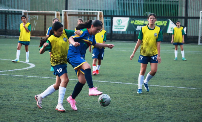 Delegaciones deportivas compitiendo en los Juegos Intercolegiados 2025 en La Ceja del Tambo.