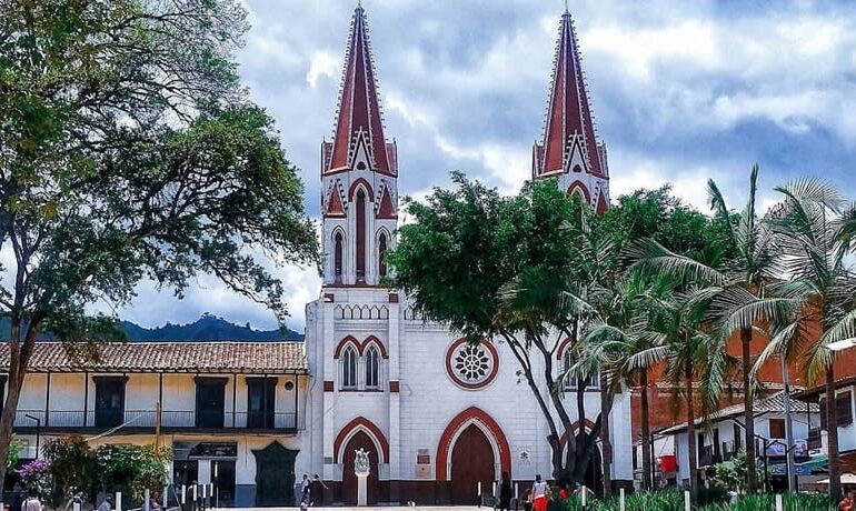 Asamblea de Oración por los Enfermos en La Ceja, Antioquia, con monseñor José Ignacio Munilla.