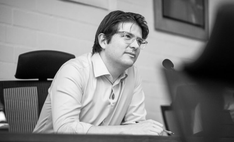 Antioquia declara tres días de duelo tras la muerte del senador Miguel Uribe Turbay, víctima de un atentado en Bogotá. Familiares, autoridades y la región expresan condolencias mientras continúa la investigación.