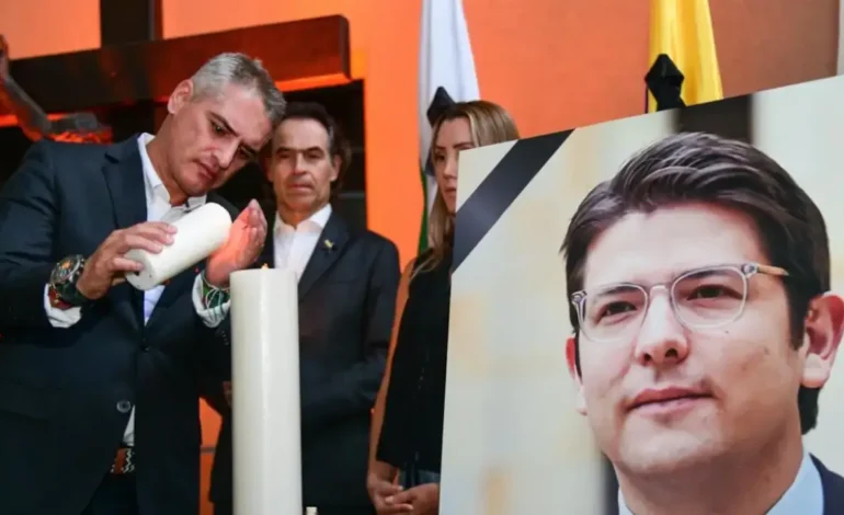 Ciudadanos y autoridades participan en homenaje por Miguel Uribe Turbay en Medellín