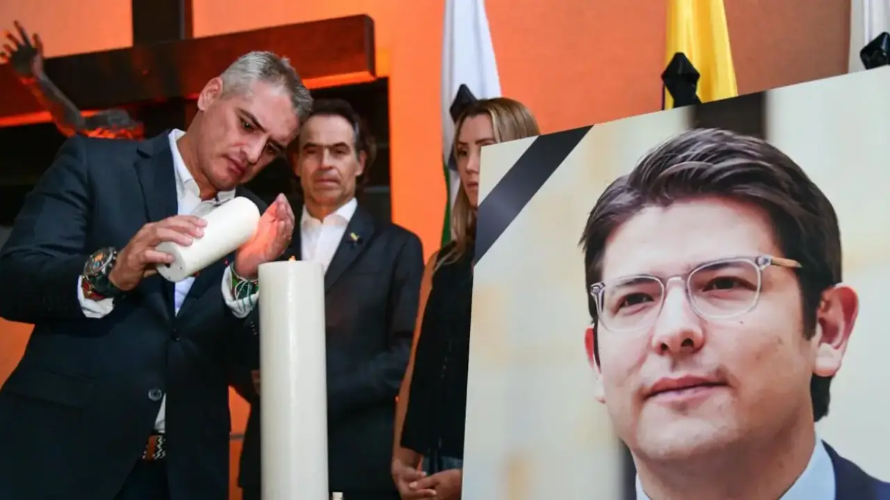 Ciudadanos y autoridades participan en homenaje por Miguel Uribe en Medellín