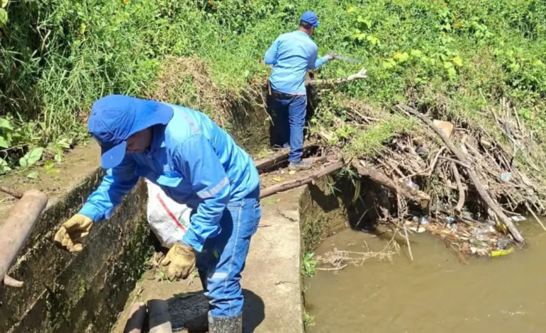 Retiran desechos acumulados en el viaducto de San Joaquín durante nueva jornada de limpieza