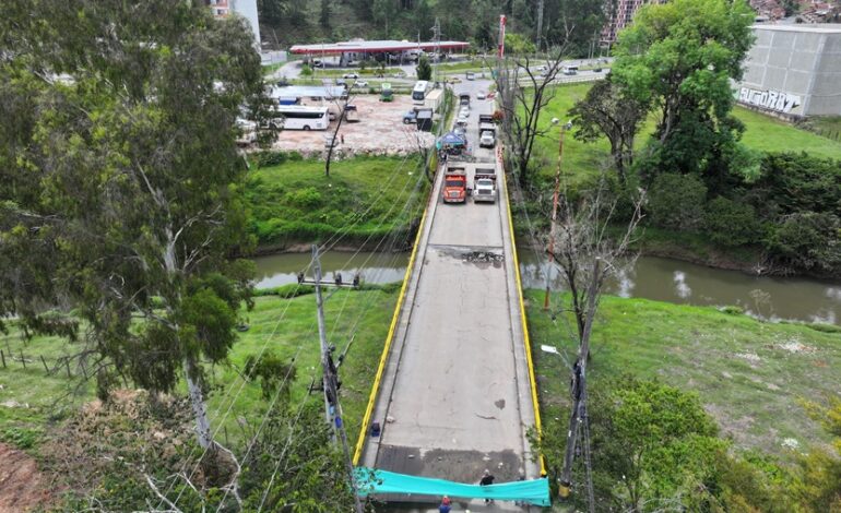 Vista del puente de La Fiscalía en Rionegro reabierto al paso vehicular con restricciones
